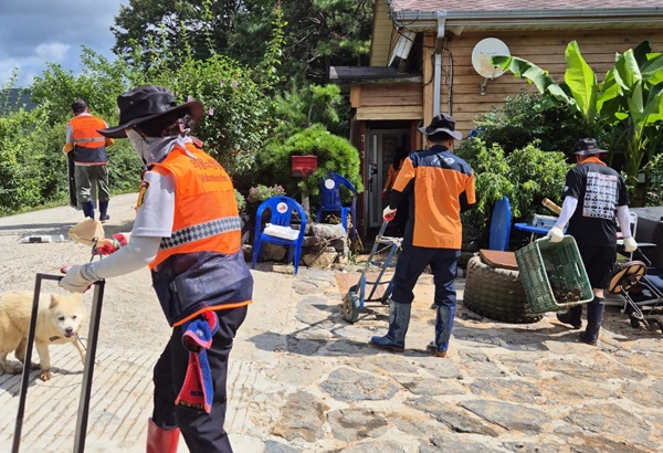 ▲ 부여군 통합자원봉사지원단 소속 단체들이 충남 일대에서 수해와 폭염에 대응한 자원봉사활동을 펼치고 있다.ⓒ부여군.