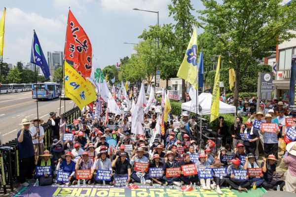 ▲ 전국한우협회는 7월28일 한국농축산연합회·한국종합농업단체협의회·축산관련단체협의회·농민의길 등 종합단체와 함께 '한-미 상호관세 협상 농축산물 개방 반대 전국 농축산인 결의대회'에 참가했다. ⓒ전국한우협회