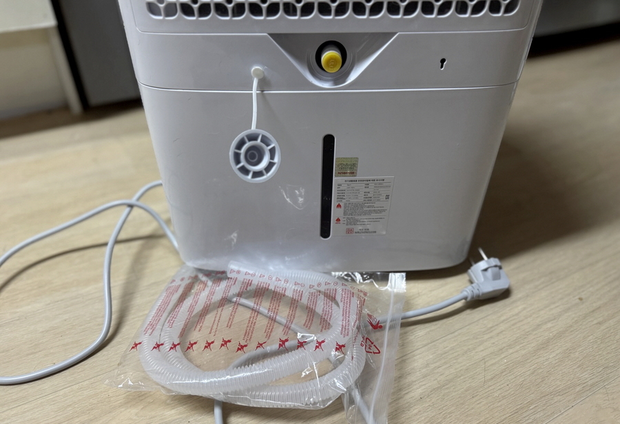 ▲ 제품 상자 안에 배수 호스도 포함되어 있었다. ⓒ김재홍 기자