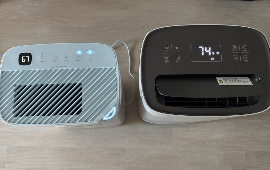 ▲ 두 제품의 상단 표시부도 비교해봤다. 신일 제품이 다채롭고 세련된 느낌이다. 신일 제품을 첫 가동해서 그런자 습도 차이가 났다. ⓒ김재홍 기자