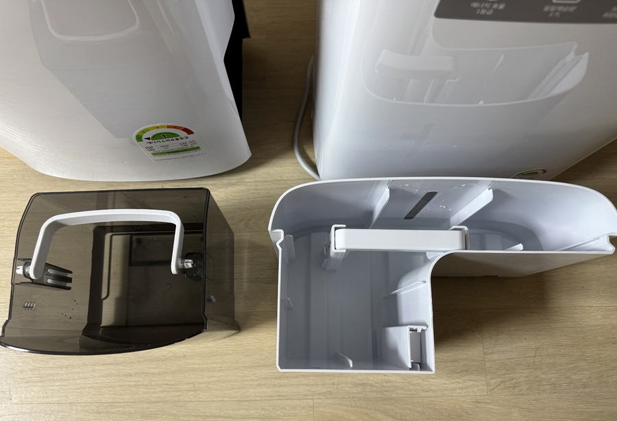 ▲ 두 제품의 물탱크도 비교해봤다. 확실히 많이 다르다. ⓒ김재홍 기자