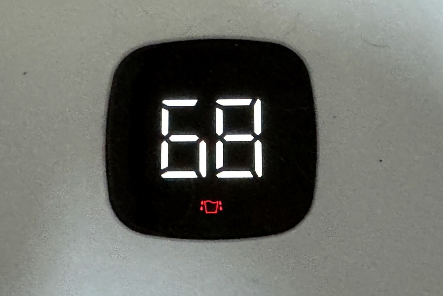 ▲ 물통에 물이 가득차면 이런식으로 경고등이 점등된다. ⓒ김재홍 기자