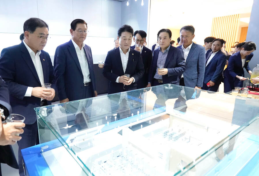 ▲ 참석자들이 조감도를 보고 있는 모습. ⓒ효성