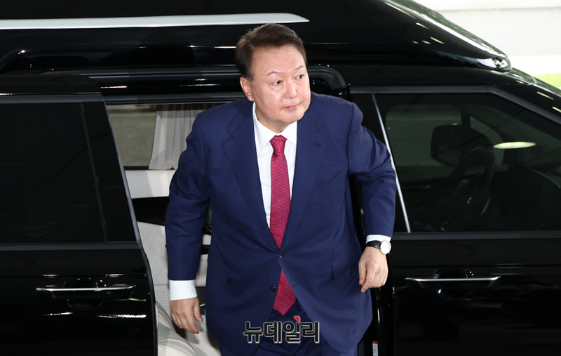 ▲ 윤석열 전 대통령이 지난 5일 오전 서울 서초동 서울고등검찰청에 마련된 내란 특검에 피의자 신분으로 출석하고 있다. ⓒ이종현 기자