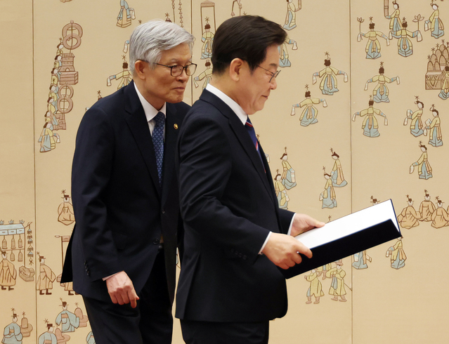 ▲ 이재명 대통령이 28일 용산 대통령실에서 열린 신임 국무위원 및 국세청장 임명장 수여식에 참석해 있다. 왼쪽은 행사를 돕고 있는 최동석 인사혁신처장. ⓒ연합뉴스