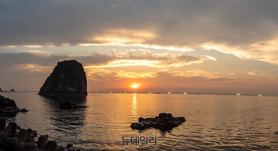 ▲ 올해로 두 돌을 맞은 '작은 뿔소라 축제'가 열리는 울릉도 죽암마을 해변에 노을이 지고 있다.ⓒ뉴데일리