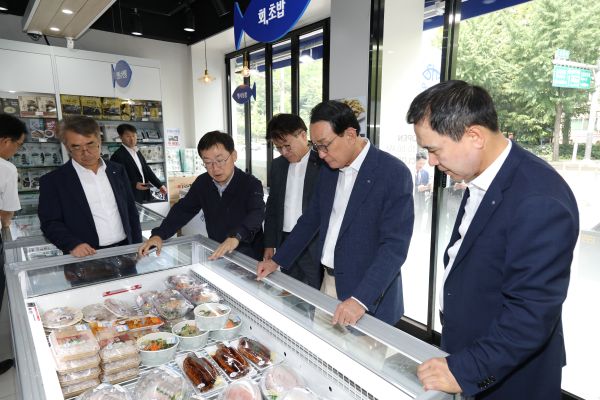 ▲ 노동진 수협중앙회장(사진 오른쪽 두번째)이 30일 이달 문을 연 어부세상 개롱역점을 찾아 운영 현황을 점검하고 있다. ⓒ수협