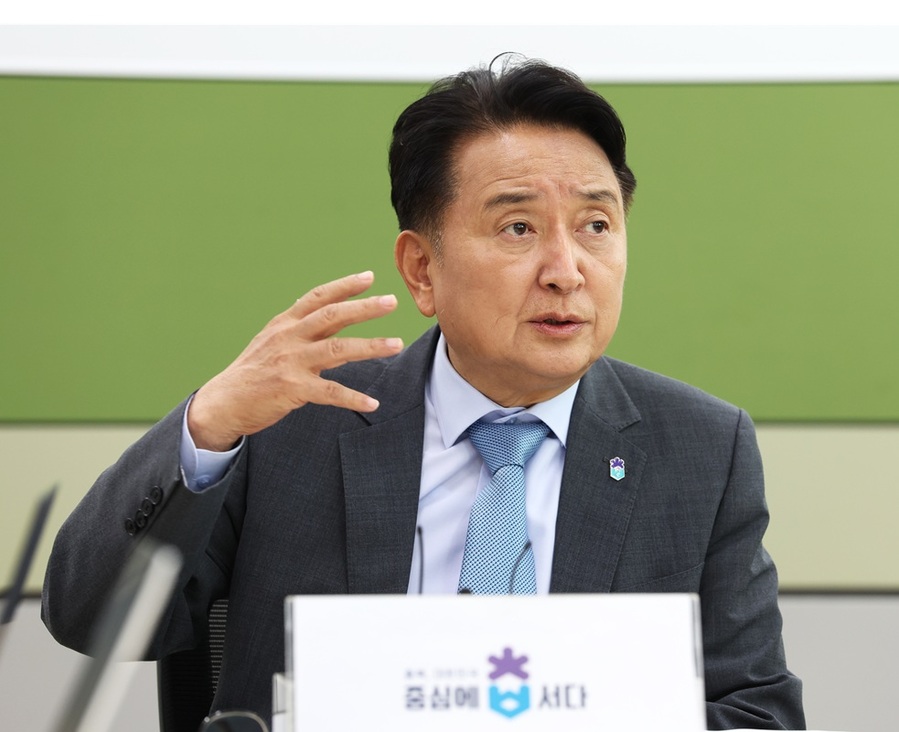 ▲ 김영환 충북도지사가 30일 ‘2025 라인-루르 하계 유니버시아드’ 폐회식 참석관련 기자 간담회를 하고 있다. ⓒ충북도