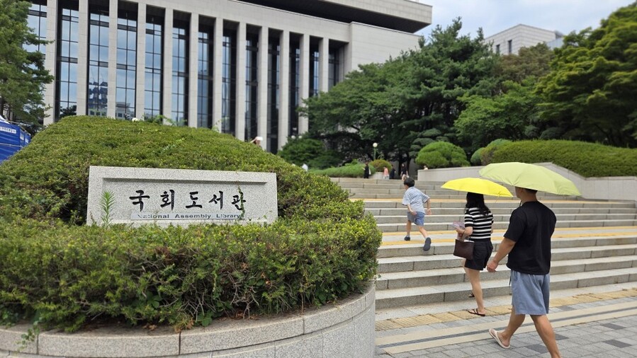 ▲ 35도 안팎의 폭염이 계속되는 가운데 30일 오전 시민들이 서울 영등포구 여의도동 국회도서관을 찾았다. ⓒ김상진 기자