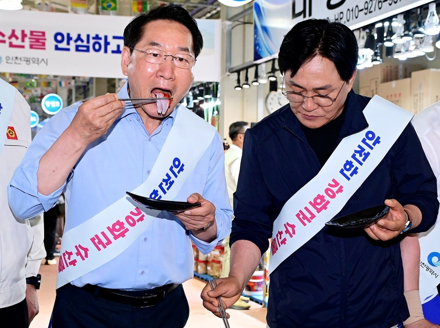 ▲ 유정복 시장과 박용철 군수가 30일 강화도수산시장에서 수산물을 시식하고 있다. ⓒ인천시 제공