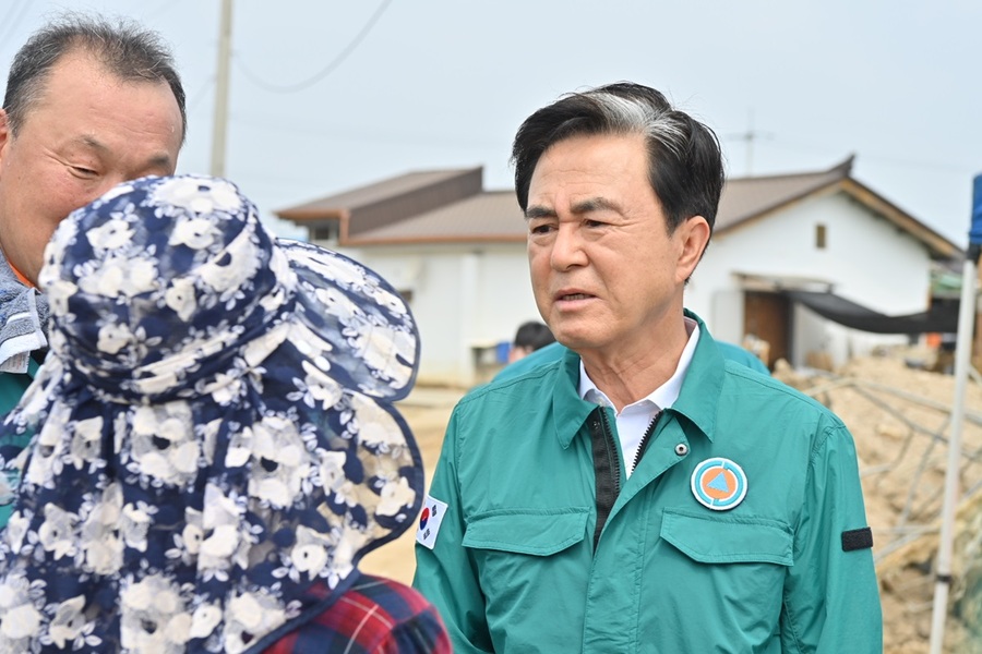 ▲ 김태흠 충남도지사가 30일 수해를 본 도민을 위로하고 있다.ⓒ충남도