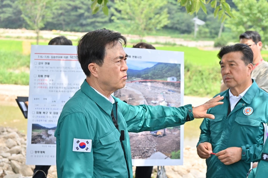 ▲ 김태흠 충남도지사가 30일 예산 수해현장을 방문, 최재구 예산군수에게 수해 현장에서 피해 복구 및 항구복구를 협의하고 있다.ⓒ충남도