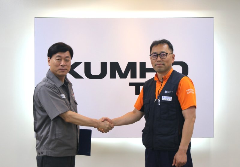 ▲ 김명선 금호타이어 생산기술총괄 부사장(왼쪽)과 황용필 금호타이어지회 대표 지회장이 30일 노사 특별합의 후 악수를 하고 있다.ⓒ금호타이어