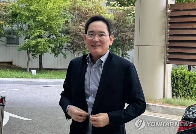 ▲ 29일 오후 서울김포비즈니스항공센터에서 출국하는 이재용 삼성전자 회장 ⓒ연합뉴스