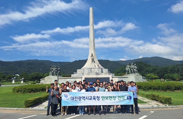 ▲ 대전시교육청 직원들이 한국전쟁 75주년을 맞아 계룡대를 견학하며 안보의식을 다졌다.ⓒ대전시교육청