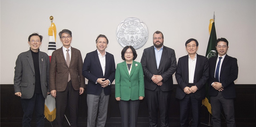 ▲ 왼쪽부터 이화여자대학교 조윌렴 연구처장, 박정수 연구·대외부총장, 피터 호프만 프라운호퍼 IBMT 행정실장, 이향숙 총장, 헤이코 짐머만 프라운호퍼 IBMT 소장, 조인호 범부처재생의료기술개발사업단 단장, 최장환 교수.ⓒ이화여대