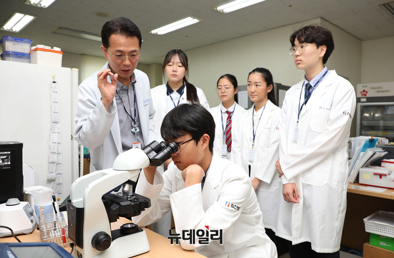 ▲ 힘찬병원의 청소년 여름 인턴십 참가 학생들이 30일
부평힘찬병원 진단검사의학과에서 현미경을 통해 혈액 샘플을 관찰하고 있다. ⓒ힘찬병원