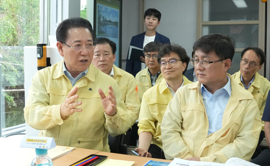 ▲ 김영록 전라남도지사가 30일 영산강 수계 현장 점검을 위해 방문한 김성환 환경부 장관에게 지역 현안을 건의하고 있다.ⓒ전라남도 제공