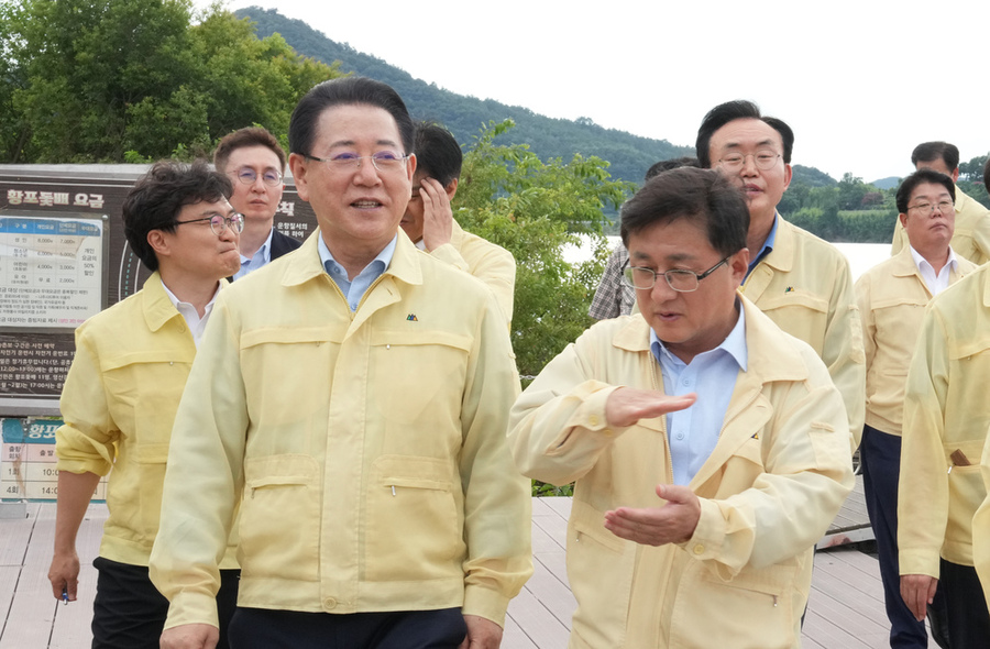 ▲ 김영록 전라남도지사가 김성환 환경부장관과 30일 오후 나주시 영산강 수계 현장을 둘러보고 있다.ⓒ전라남도 제공