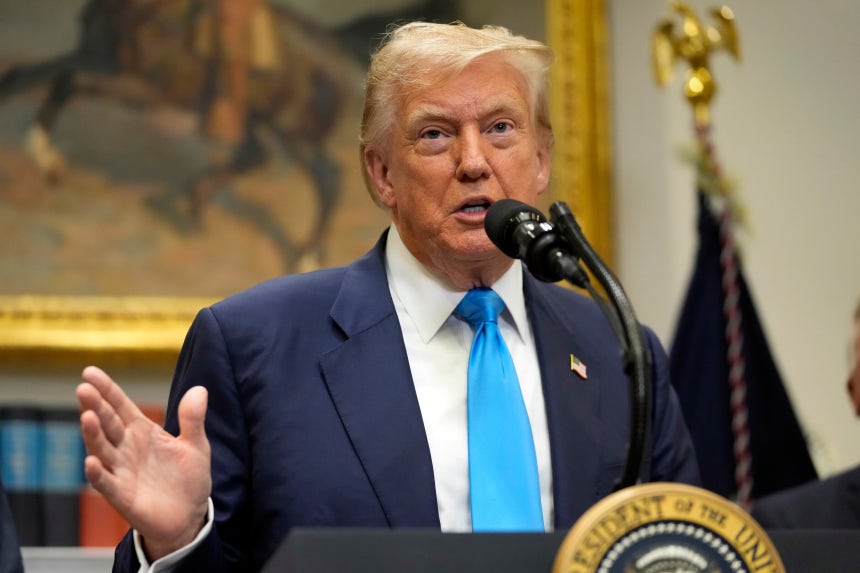 ▲ 트럼프 미국 대통령이 30일 백악관에서 열린 재향군인 주택 대출 프로그램 개혁법 서명 행사에서 연설하고 있다. /AP 연합뉴스