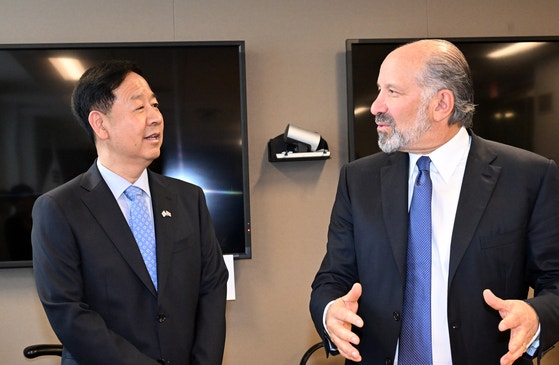 ▲ 구윤철 부총리 겸 기획재정부 장관이 29일(현지시간) 미국 상무부에서 하워드 러트닉 상무장관과 통상협의에 앞서 환담하고 있다. /사진=기획재정부