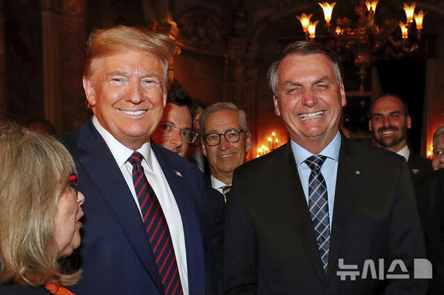 ▲ 지난 2020년 3월7일 미국 플로리다주 팜비치 마러라고에서 열린 만찬에서 도널드 트럼프(사진 왼쪽) 미국 대통령과 자이르 보우소나루 전 브라질 대통령의 아들 에두아르도가 기념촬영을 하고 있다. 출처=APⓒ뉴시스