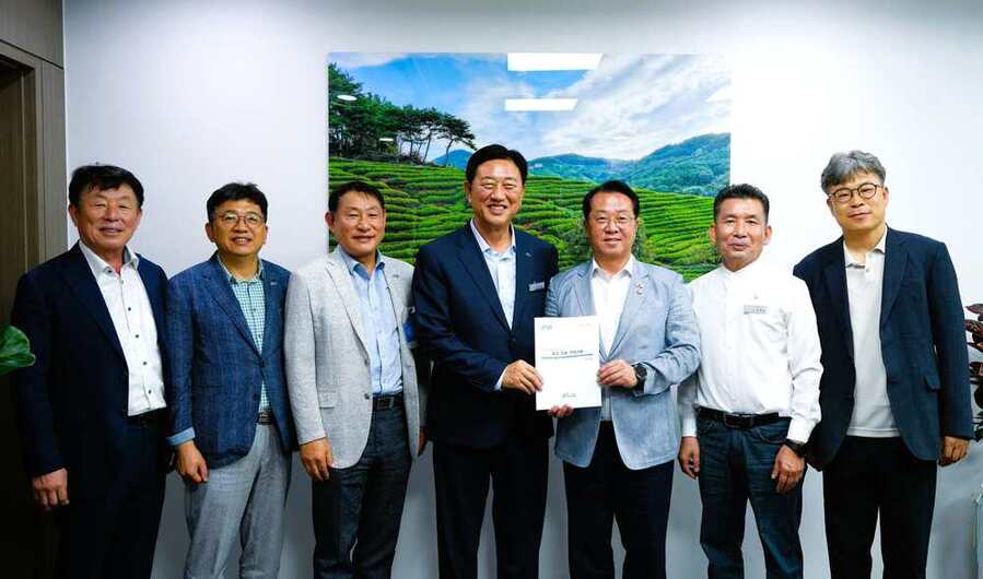 ▲ 김한종 장성군수(중앙)가 30일 문금주 국회의원을 만나 국고사업을 건의했다 ⓒ장성군 제공
