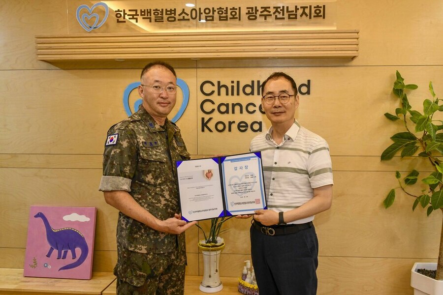 ▲ 백세현 원사가 헌혈증을 전달한 후 협회 측으로부터 감사장을 받고 있다.ⓒ공군 제1전투비행단 제공