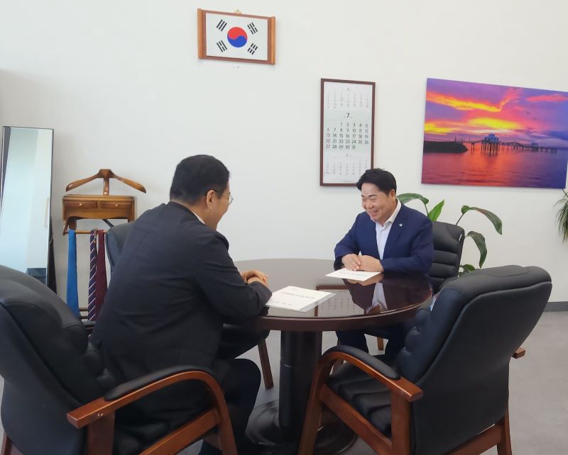 ▲ 오세현 아산시장이 행안부를 찾아 지역상품사랑권의 국비 지원 확대를 건의하고 있다.ⓒ아산시
