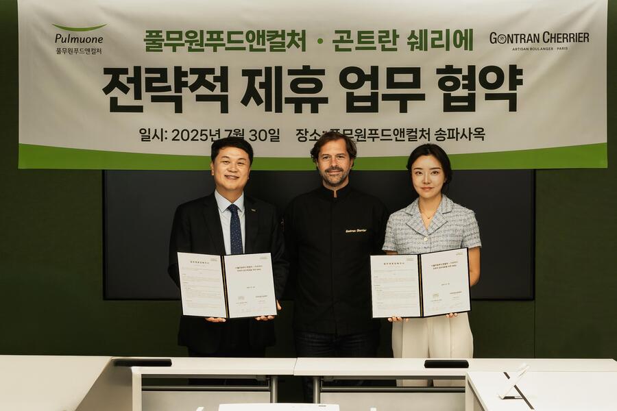 ▲ 30일 서울 송파구 풀무원푸드앤컬처 본사에서 열린 프랑스 프리미엄 베이커리 ‘곤트란 쉐리에’와의 전략적 업무 협약식에서 풀무원푸드앤컬처 이동훈 대표(왼쪽 첫 번째)와 르미디 박세인 대표(왼쪽 세 번째)가 곤트란 쉐리에 총괄 셰프(가운데)와 함께 협약 체결 후 기념 촬영을 하고 있다.ⓒ풀무원푸드앤컬처