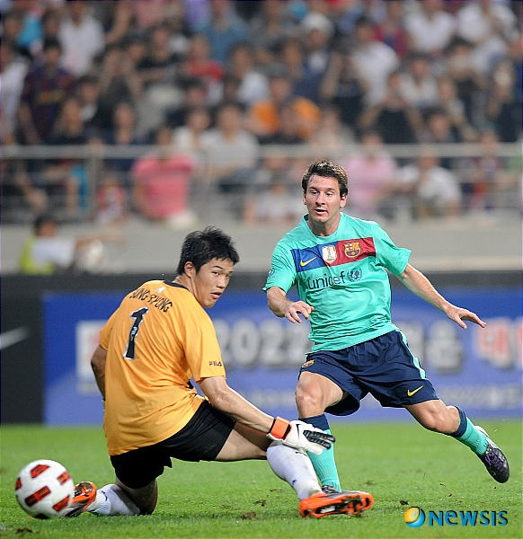 ▲ 2010년 바르셀로나의 메시가 K리그 올스타를 상대로 2골을 작렬시켰다.ⓒ뉴시스 제공