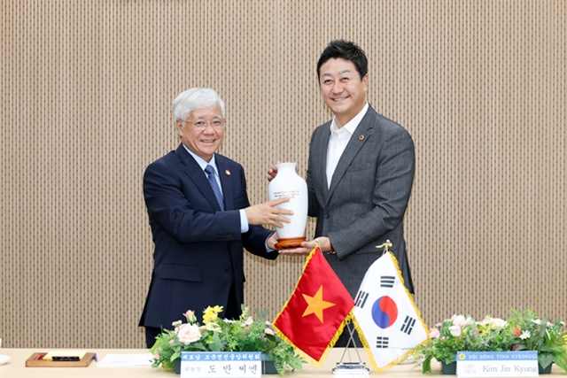 ▲ 김진경 경기도의회 의장(오른쪽)이 30일 경기도의회를 방문한 도 반 찌엔(Do Van Chien) 베트남 조국전선중앙위원회 위원장과 기념촬영을 하고 있다. ⓒ경기도의회 제공