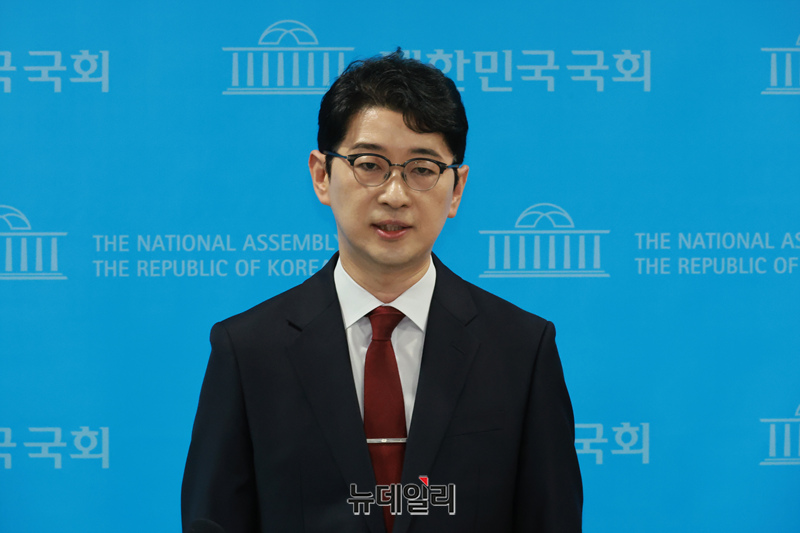 ▲ 주진우 국민의힘 의원이 6월 24일 오전 국회 소통관에서 당대표 출마선언을 마치고 기자들의 질문에 답하고 있다. ⓒ이종현 기자