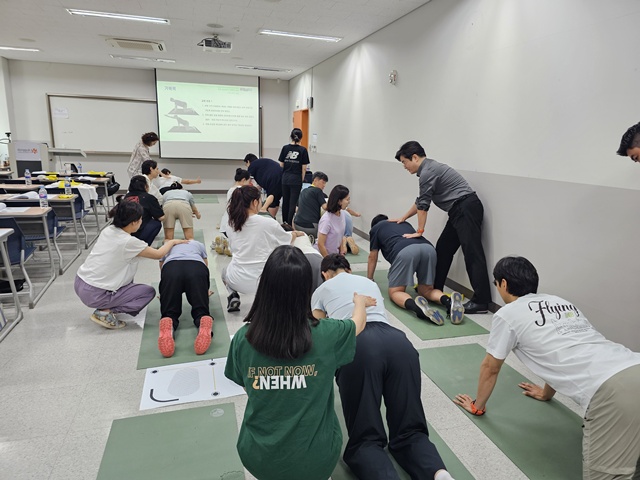 ▲ 경기도교육청의 '2025년 학생 불균형 체형 예방교육 교원 역량강화 연수' 모습. ⓒ경기도교육청 제공
