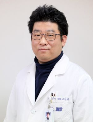 ▲ ‘2025 대전·세종·충청지역 산업안전보건의 달 기념식’에서 한국산업안전보건공단 이사장으로부터 감사패를 받은 이정배 단국대병원 직업환경의학과 교수. ⓒ단국대병원