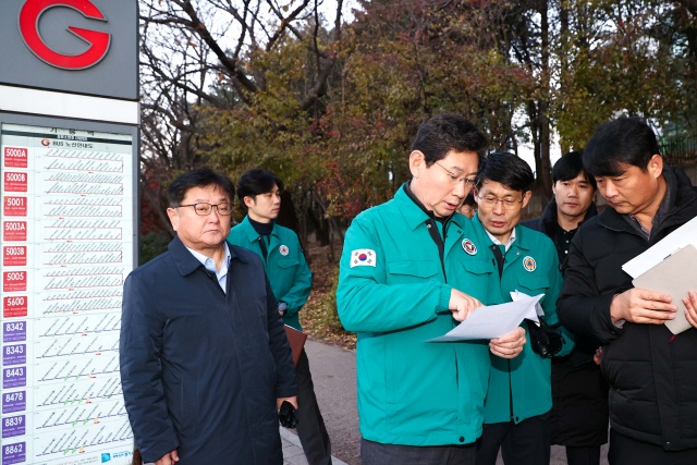 ▲ 이상일 용인시장이 지난해 12월 5일 오전 기흥역 버스정류장에서 광역버스 운행 상황을 점검하는 모습. ⓒ용인시 제공