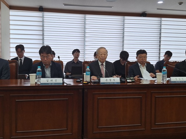 ▲ 손경식 한국경영자총협회 회장이 31일 마포구 경총회관에서 열린 '노동조합법 개정 관련 긴급회견'에서 발언하고 있다. ⓒ홍승빈 기자