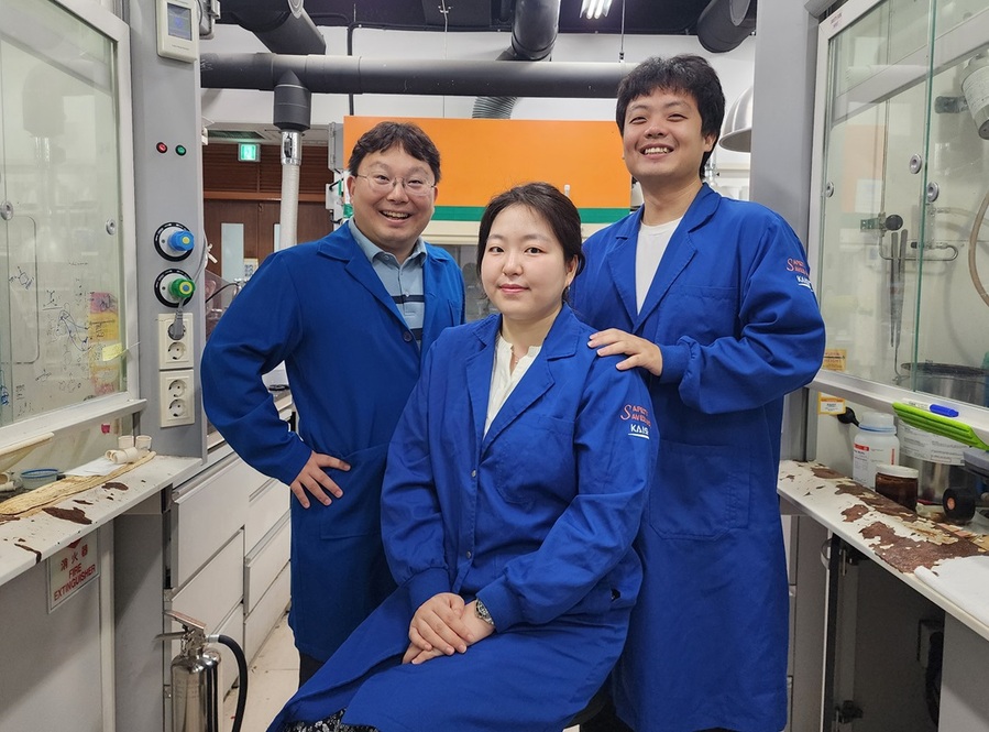 ▲ 연구를 주도한 KAIST 화학과 한순규 교수(왼쪽)와 제1저자 생명과학과 석박사통합과정 이유진 학생.ⓒKAIST