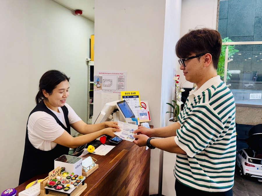 ▲ 시민이 지역상품권으로 결재하는 모습ⓒ