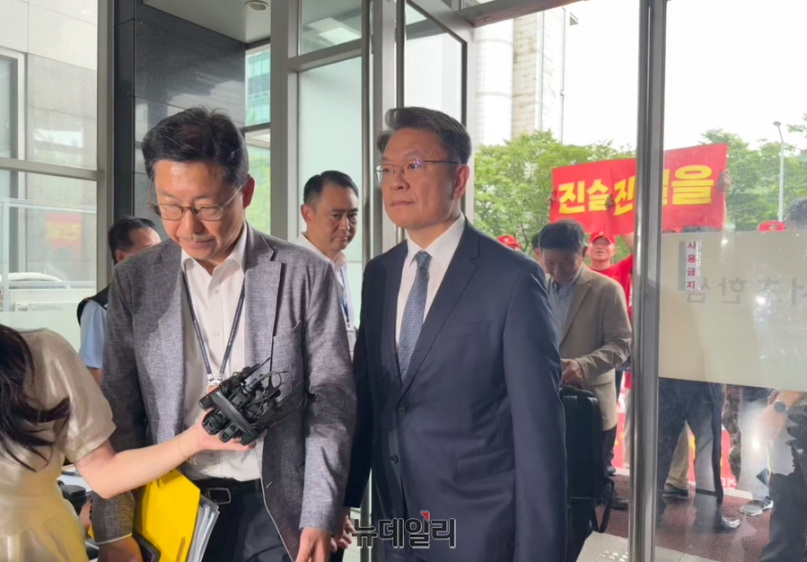 ▲ 이시원 전 대통령실 공직기강비서관이 31일 오전 9시 18분께 서울 서초동 특검 사무실에 출석했다. 직권남용 권리행사 방해 혐의를 받는 피의자 신분이다. ⓒ정혜영 기자