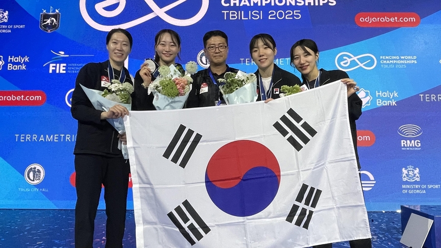 ▲ 한국 여자 펜싱 대표팀이 세계선수권대회 여자 사브르 단체전 은메달을 수확했다.ⓒ대한펜싱협회 제공