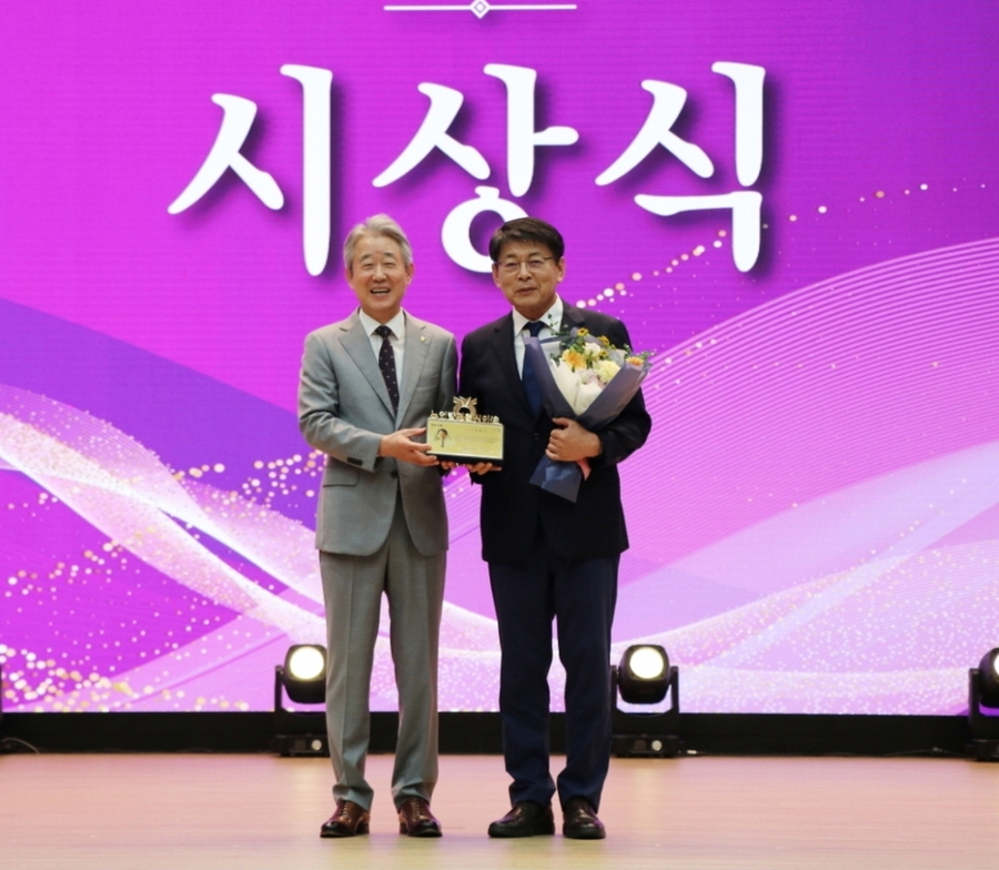 ▲ 서삼석 국회의원이 농협중앙회가 수여하는 ‘2025년 농업발전혁신인상’을 수상했다.ⓒ서삼석 의원실 제공