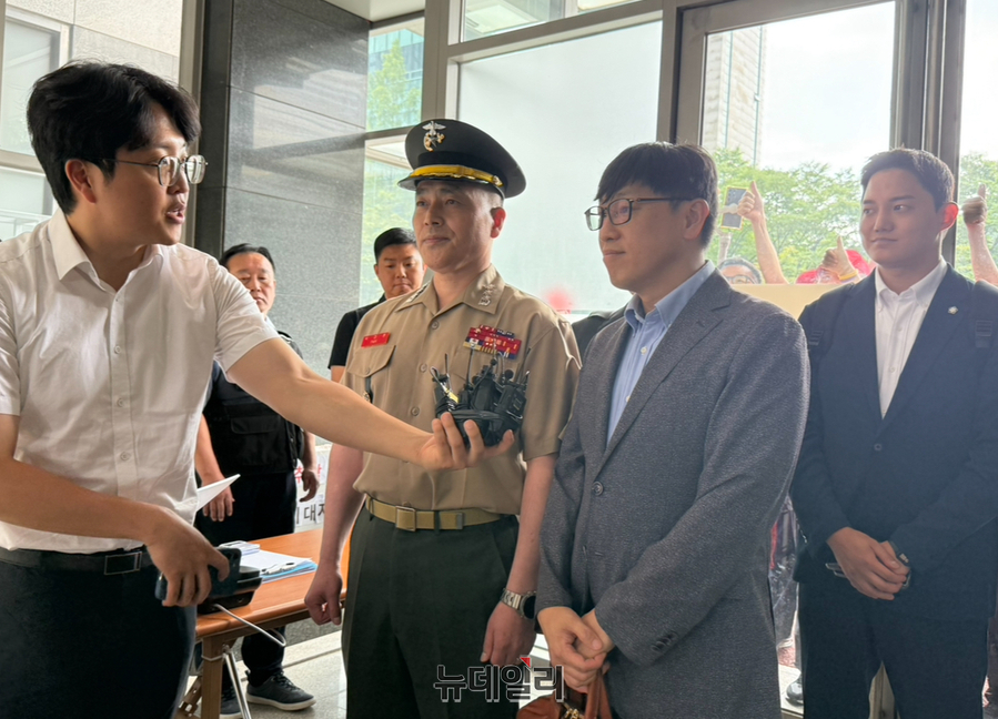 ▲ 박정훈 해병대 수사단장이 31일 오후 변호인단과 함께 서울 서초동 순직해병 특검 사무실에 출석했다. ⓒ정혜영 기자