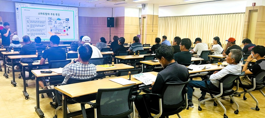 ▲ 충북농업기술원 스마트팜 전문가가 청주 청남농협 딸기 재배 농가를 대상으로 현장 컨설팅을 진행하고 있다. ⓒ충북농협