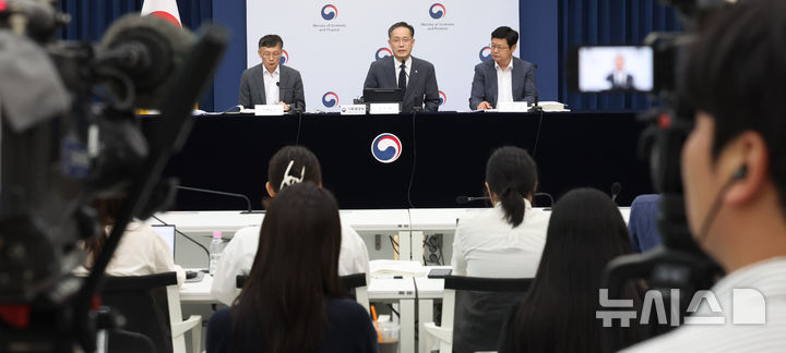 ▲ 이형일 기획재정부 1차관이 지난 29일 세종시 정부세종청사에서 2025년 세제개편안을 발표하고 있다.ⓒ뉴시스