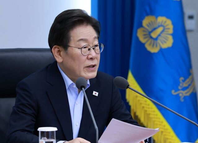李 <b>대통령</b> "<b>네거티브 규제</b> 대<b>전환</b> 필요 … <b>규제</b> 혁신 기구 정비해야"