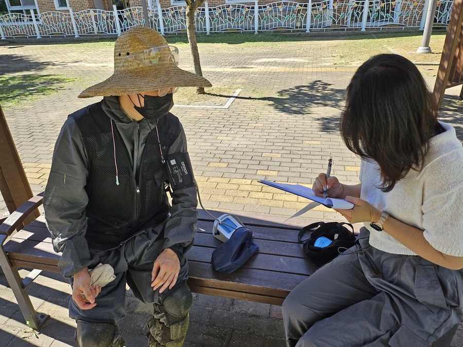 ▲ 현장 근로자 혈압 측정 장면ⓒ광주시 북구청 제공