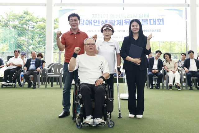 ▲ 제1제1회 화성특례시장배 장애인 론볼대회에 참가한 선수들이 대표선서를 마치고 기념촬영하고 있다ⓒ화성시 제공