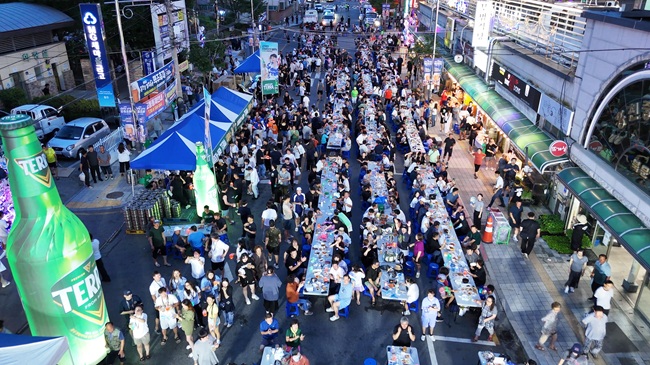 ▲ 제9회 홍천강 별빛음악 맥주축제 전야제가 지난 30일 꽃뫼공원 앞 대로변에서 열렸다.ⓒ홍천군