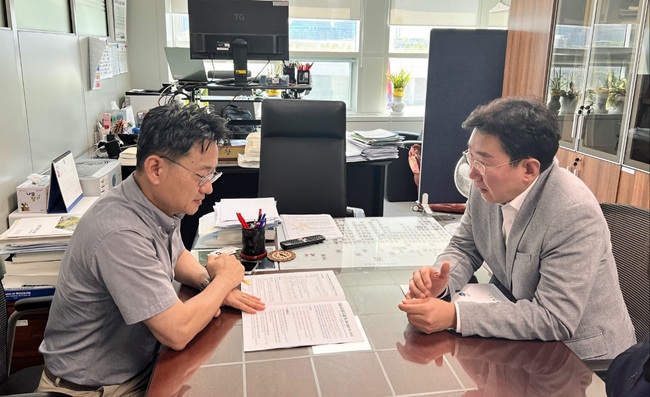 ▲ 원강수 원주시장이 31일 기획재정부를 방문해 강윤진 경제예산심의관을 비롯한 관계자들과 '디지털 헬스케어 특화 AI 실증 기반 교육·인재양성 허브 구축사업'을 중심으로 심도 있는 협의를 진행했다. 이날 원강수 시장은 사업의 필요성과 파급 효과를 적극적으로 설명하고, 원주가 가진 잠재력과 준비된 기반을 강조했다.ⓒ원주시